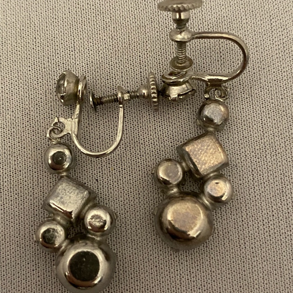 Vintage silver tone screw back earrings with clear rhinestone drops - Picture 3 of 3